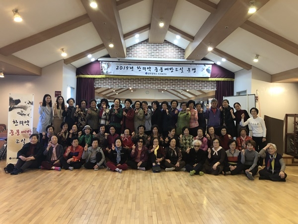 ▲주민과 함께하는 '2019 한의약 중풍예방교실'(사진제공=서구청)