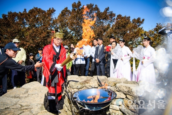 장충남 남해군수가 봉수대에서 채화 @ 남해군 제공