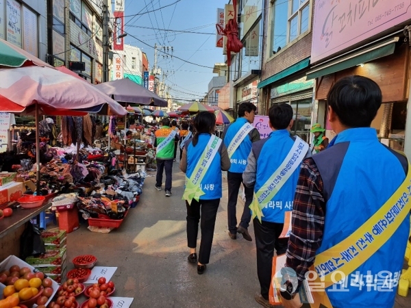 1일 오후 2시, 진주 중앙시장에서 겨울철 화재예방 홍보를 위한 제284차 안전점검의 날 캠페인을 펼치고 있다. @ 진주시 제공