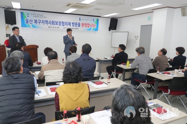 백두현 고성군수가 2018년 지역사회보장계획 시행 결과 평가에서 전국 최우수지자체로 선정된 고성군을 방문한 울산 북구지역사회보장협의체 일행에 인사말을 하고 있다. @ 고성군 제공