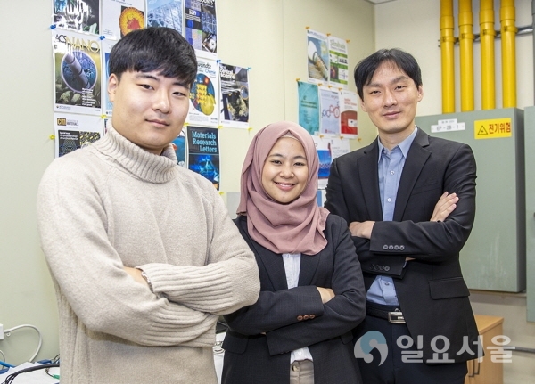 영남대 대학원 신소재공학과 니사 나쉬라 씨와 신소재공학과 4학년 백승훈 씨가 국제학술대회 ‘ISMM 2019’에서 ‘최우수연구상(Excellent Research Award)’을 받았다.(왼쪽부터 백승훈, 니사 나쉬라, 고영건 교수)