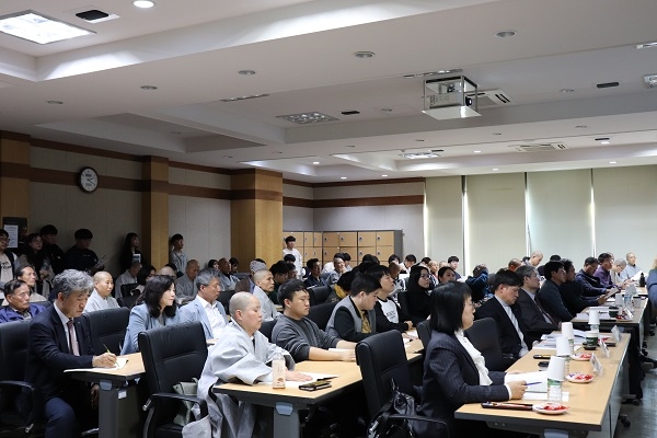 동국대학교 경주캠퍼스 인문학연구소와 신라문화연구소가 10월 31일 ‘2019년도 동국대학교 인문학연구소·신라문화연구소 공동학술대회: 서구로 간 붓다’를 개최했다.