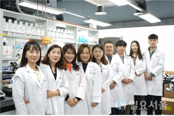 좌측부터 강리진, 허향숙(책임), 유가영, 이현주, 김성민, 남영표, 이상민, 박현희, 우한웅