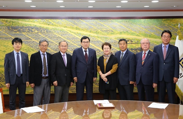 경주스마트미디어센터(센터장 이진락)와 평양과학기술대학교(총장 전유택)가 지난 4일 경주시청에서 디지털헤리티지분야에 대한 상호협력에 관해 논의하고 기념사진을 찍고 있다.