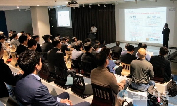 신용보증기금이 5일 서울 강남구 코엑스 스타트업 브랜치에서 개최한 ‘2019년 신보 투자기업 IR’ 행사에서 참가기업이 IR피칭을 하고 있다. 사진제공=신용보증기금