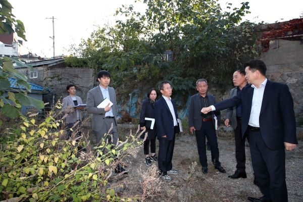 허인환 구청장, 생활민원현장을 찾아 관계자에게 조속한 해결을 지시하고 있다