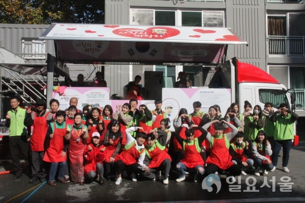 수성대 휴먼케어봉사단 소속 학생, 교수들이 6일 황금복지관에서 사랑의 짜장면 나눔 행사를 가진 뒤 기념촬영하고 있다. 사진=수성대
