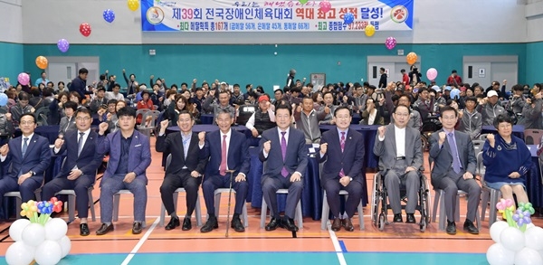 ▲이용섭 광주광역시장이 7일 오전 서구 장애인국민체육센터 체육관에서 열린 '제39회 전국장애인체육대회 광주선수단 성과보고회'에 참석해 유공자 포상을 한 뒤 기념촬영을 하고 있다.(사진제공=광주광역시)