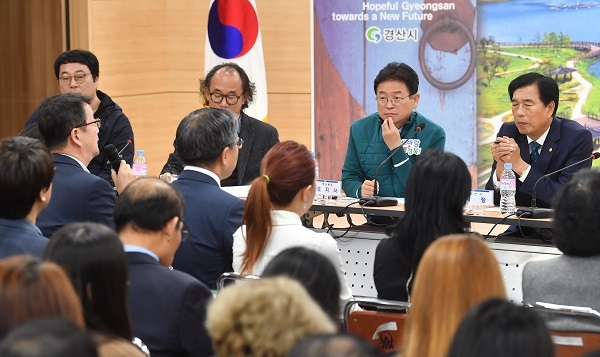 이철우 도지사(우측 두번째)가 7일 경산에서 개최된 새바람 행복경북 현장 도지사실에서 도민과의 대화를 이어가고 있다.