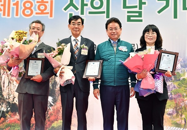 이철우도지사(우측 두번째)가 7일 도내 산림산업의 진흥과 임업경쟁력 강화에 기여한 우수임업인과 기관․단체에 주는 ‘제9회 경상북도 산림대상’ 시상식에 참석해 수상자들과 기념사진을 찍고 있다.