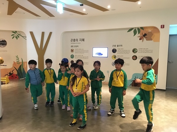 경북도잠사곤충사업장 내 곤충생태전시관이 개관한 후 유치원생, 초등학생들의 복합 문화공간으로 큰 인기를 얻고 있다.
