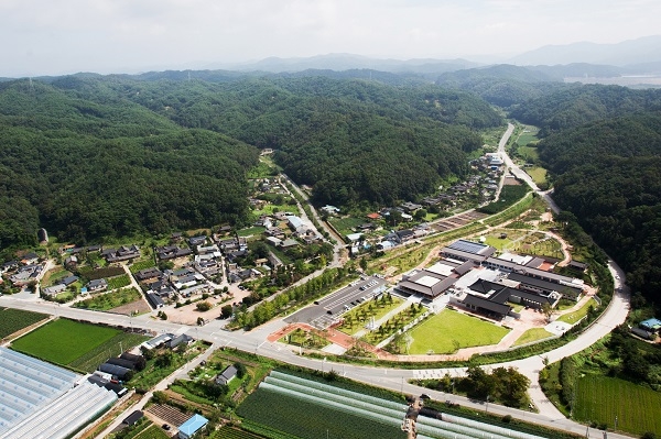 내앞마을 및 경상북도독립운동기념관 전경.