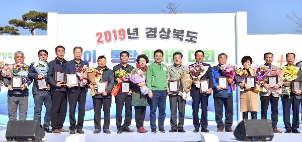 이철우 도지사(우측 여덟번째)가 8일 ‘경북도 이․통장 한마음 대회’에서 주민화합과 지역 사회발전을 위해 헌신한 모범 이․통장 23명에 대한 도지사 표창을 수여하고 기념사진을 찍고 있다.