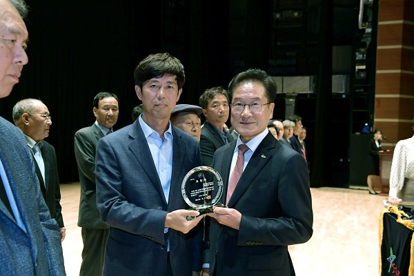 한국도로공사 영천지사 김홍두 고객지원팀장(좌측)과 최기문 영천시장(우측)이 기념촬영을 하고 있다.