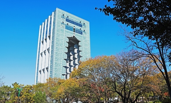 ‘신라천년, 미래천년’이 경주에서 가장 높은 지상 82m(아파트 30층 높이)의 전망대 ‘선덕홀’에서 과거 서라벌과 현재 경주의 모습을 한 번에 즐기는 시간여행이 펼쳐지고 있다.
