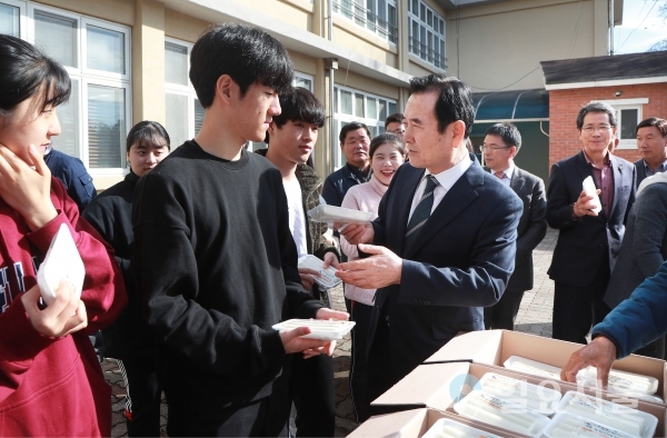 서춘수 함양군수가 가래떡 나눠주기 행사에 참여해 고교생들에게 가래떡을 나눠주면서 "수능에서 좋은 성적을 거두시길 바란다"고 말했다. @ 함양군 제공