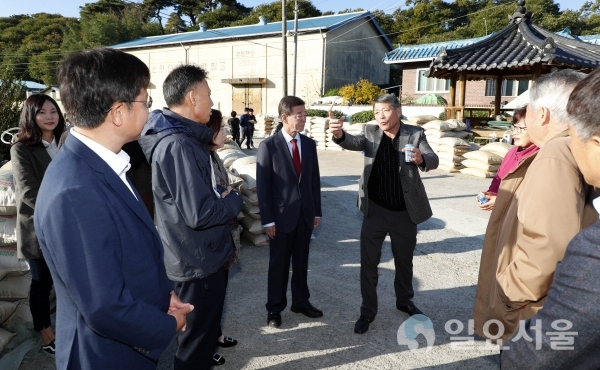산청군 신안면 북동농창에서 이재근 산청군수가 초매식 참석해 주민들 의견을 청취하고 있다 @ 산청군 제공