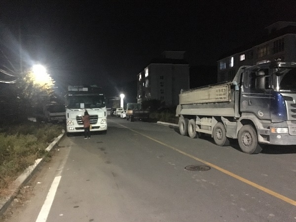 사업용 화물자동차 불법 밤샘주차.