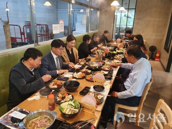 박부근 마산회원구대민기획관은 주차단속 현장 공무직에게 의견 청취 @ 창원시 제공
