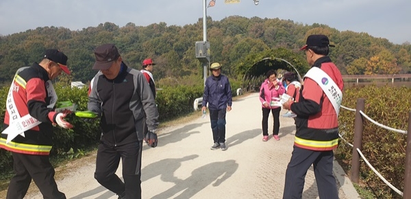 ▲지난 10일 광주 서구가 풍암호수와 금당산입구에서 공무원과 산불예방 진화대원 등이 참여한 가운데 산불예방 홍보 캠페인을 펼쳤다.(사진제공=서구청)