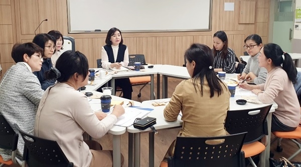 ▲지난 12일 호남대학교 뷰티미용학과는 중국 강소성시직업대학의 예술학과 학장 및 뷰티디자인 전공, 화장품 운영 및 관리전공 교수진들과 간담회를 가졌다.(사진제공=호남대학교)
