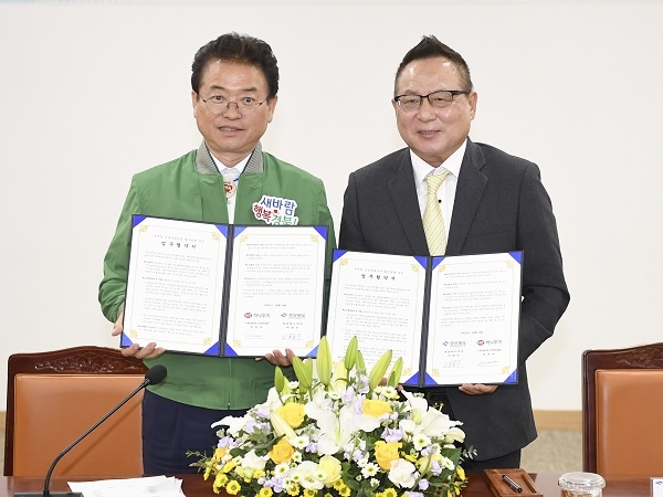 이철우 도지사(좌측)와 ㈜하나투어 수석부회장(권희석)이 14일 경북형 소셜문화관광 활성화 업무협약을 체결하고 기념사진을 찍고 있다.