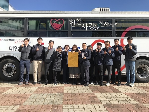 한국도로공사 대구경북본부직원들과 대한적십자사직원들이 기념촬영을 하고 있다.