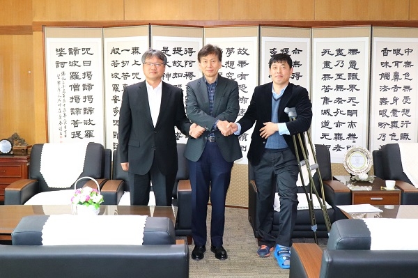 왼쪽부터 박기련 학교법인 동국대학교 법인사무처장, 김영규 동국대 경주캠퍼스              교수회장, 이수우 동국대 경주캠퍼스 직원노동조합 위원장)