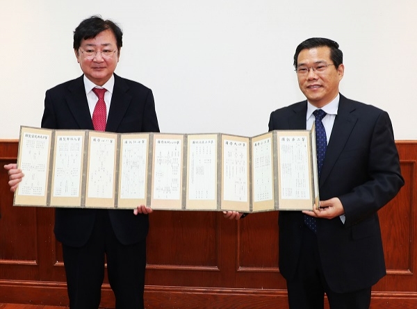 권영세 안동시장(좌측)이 공번가 산동성위원회 선전부 부부장에게 성학십도를 전달하고 있다.