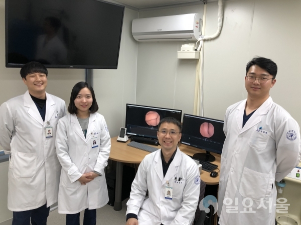 정동인 교수(좌측에서 세번째)는 2018년에 국내 생산된 동물용 캡슐내시경을 반려동물에 처음으로 적용하여 실제 여러 반려동물 환자들의 검진 목적으로 계속 적용해 왔다. @ 경상대학교 제공