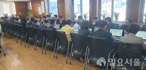 지난 14일, 군청 부군수실에서 평가대상(19개부서) 부서장 등 24명이 참석한 가운데 정부 및 시군 주요업무 합동평가 성과향상 대책 보고회를 개최했다. @ 고성군 제공