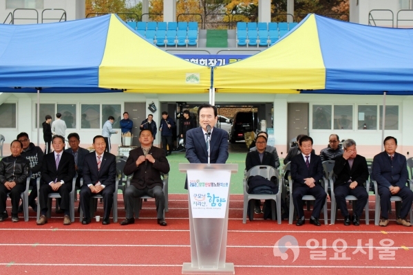 16일 공설운동장 등 3개소에서 함양군축구협회장기 클럽 및 작장인 축구대회에서 서춘수 군수가 인사말을 하고 있다. @ 함양군 제공