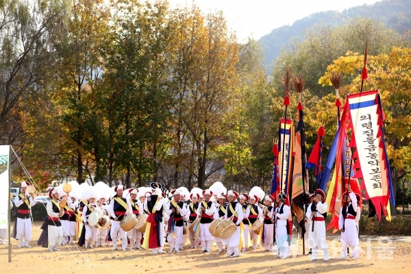 의령집돌금농악보존회가 지난 16일 의령서동생활공원 다목적구장에서 의령집돌금농악보존회 전통예술 재현 및 시연 공연을 가졌다. @ 의령군 제공