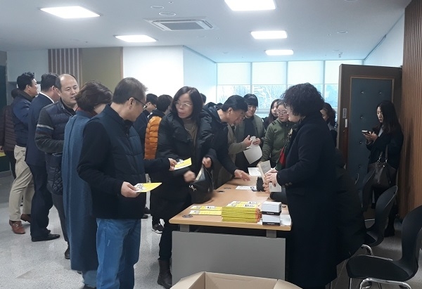 경주교육지원청이 19일 평생교육건강과 직원 및 경주시 학원연합회 임원과 함께 통학차량 교통안전 캠페인을 실시했다.