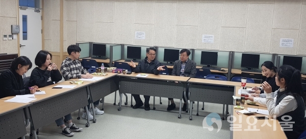 지방공무원 필기시험 합격자를 대상으로 특강이 열리고 있다.
