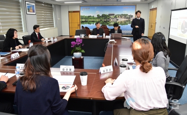 22일 오전 10시 30분 시청 5층 기업인의 방에서 진주시장을 비롯해 부시장, 농업기술센터 소장 등 11명이 참석한 가운데 ‘진주시 지역단위 푸드플랜 수립 연구용역 중간보고회’를 가졌다. @ 진주시 제공