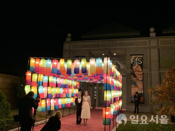 난 22일 스미소니언 프리어새클러 미술관과 워싱턴한국문화원이 주최하는 ‘Found in Translation – Art and Seoul’ 행사로 한국을 주제로 한 행사 중 전시 분야에 참여했다 @ 진주시 제공