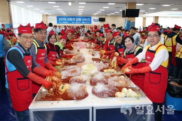 허성무 창원시장이 지난 23일 지역의 대표기업인 두산중공업과 두산중공업 사내 식당에서 ‘2019 사랑의 김장 나누기’행사를 가졌다 @ 창원시 제공