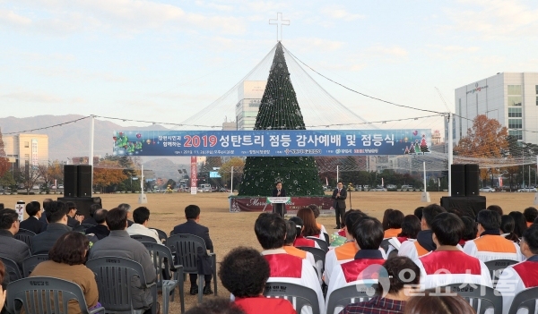 허성무 창원시장이 24일 오후 4시30분에 창원광장에서 열린 ‘창원시민과 함께하는 2019년 성탄트리점등식’에서 인사말을 하고 있다. @ 창원시 제공