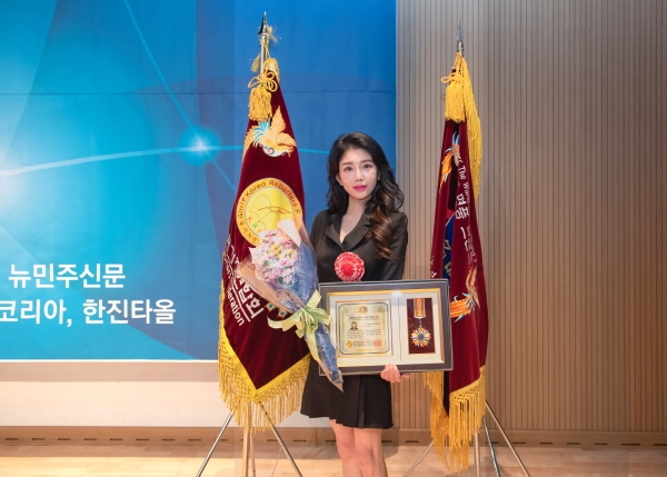 정선희컨설턴트가 2019 대한민국 명강사ㆍ명강의 인증대상을 수상후 기념촬영을 하고 있다