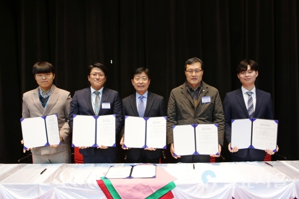 취업약정식에 참여한 박승호 총장을 비롯한 학생들과 교수, 산업체 관계자들이 파이팅을 외치고 있다.