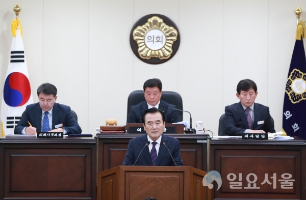 서춘수 함양군수는 26일 오전 10시, 제251회 함양군의회 2차 정례회에서 ‘2020년도 예산안 제출에 즈음한 시정연설’을 통해 올해 성과와 내년도 군정 운영방향을 설명했다. @ 함양군 제공