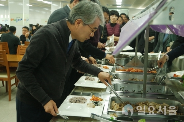 26일, 구내식당에서 ‘돼지고기 소비촉진 한돈 시식회’가 열린 가운데 박종훈 교육감이 시식회에 참여하고 있다. @ 경남교육청 제공