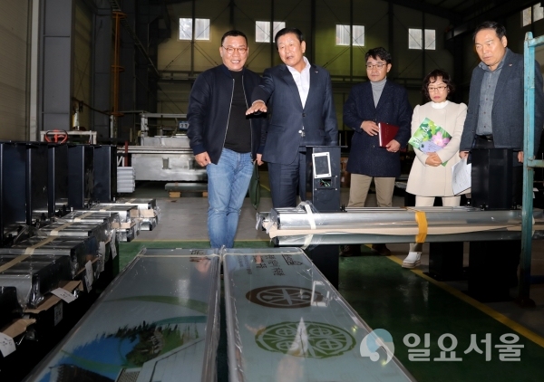 함안군 조근제 군수가 지난 25일, 나노혁신 기술과 아이디어를 보유한 기업체인 넥스트원(주)과 넥스트뷰(주)를 방문해 업체 관계자들을 격려하고 경기불황에 따른 현안사항을 청취했다. @ 함안군 제공