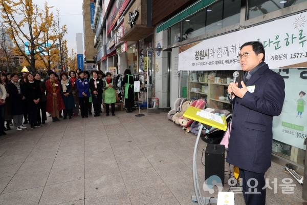 허성무 창원시장이 27일 ‘아름다운 하루’ 나눔 바자회에서 인사말을 하고 있다 @ 창원시 제공