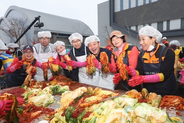 고성군지역사회보장협의체가 지난 23일부터 27일까지 5일간 고성군종합운동장 광장에서 ‘제13회 이웃사랑 김장나눔축제’를 개최했다. @ 고성군 제공