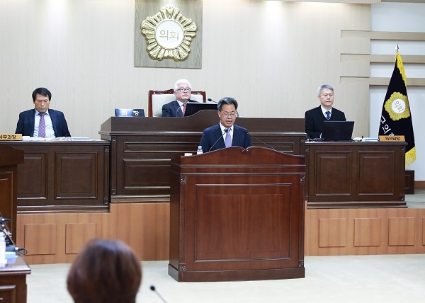 27일 열린 제255회 영양군의회 제2차 정례회에서 오도창 영양군수가 2020년도 예산안을 제출하고 시정연설을 하고 있다.
