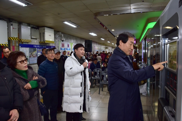 문석진 서대문구청장이 독립문역 스마트도서관에서 도서 대출을 시연해 보이고 있다.