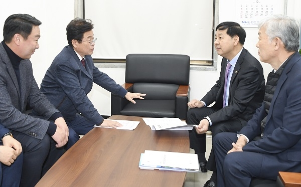 이철우 도지사(왼쪽 두번째)가 내년 국비확보를 위해 29일 구윤철 기재부 차관(우측두번째)에게 경북도 주요 현안을 설명하고 지원을 요청하고 있다.