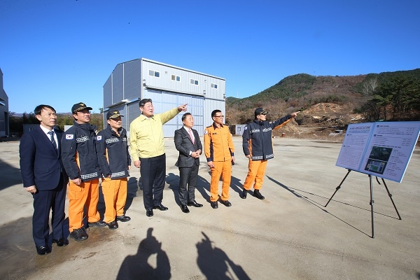 동해안 119특수구조단을 방문해 추진상황을 점검하는 장경식 도의장(가운데).